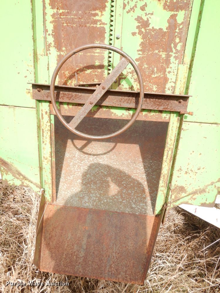 image for item DH8780 Huskee  gravity wagon