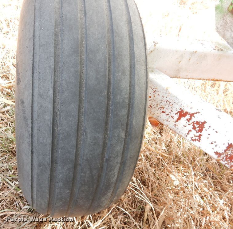 image for item DH8780 Huskee  gravity wagon