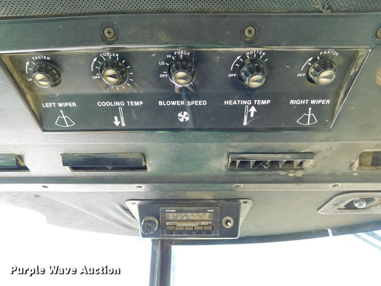 image for item DJ7577 1982 John Deere 4240  tractor