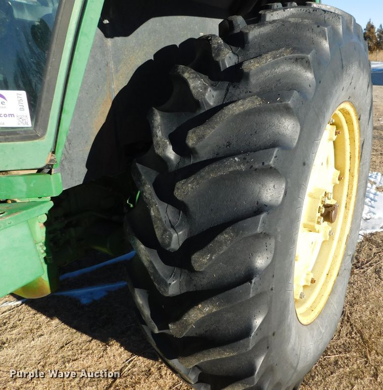 image for item DJ7577 1982 John Deere 4240  tractor