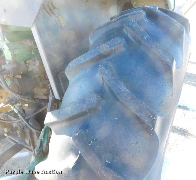 image for item DJ7577 1982 John Deere 4240  tractor