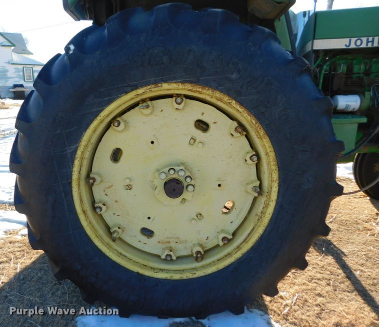 image for item DJ7577 1982 John Deere 4240  tractor