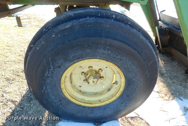 image for item DJ7577 1982 John Deere 4240  tractor