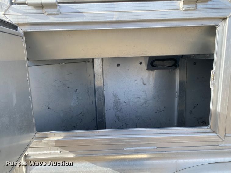 image for item DL6831 2010 Platinum  livestock trailer