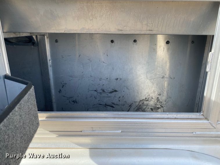 image for item DL6831 2010 Platinum  livestock trailer