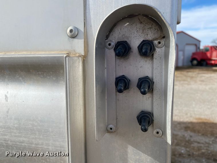 image for item DL6831 2010 Platinum  livestock trailer