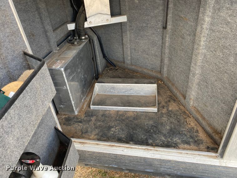 image for item DL6831 2010 Platinum  livestock trailer