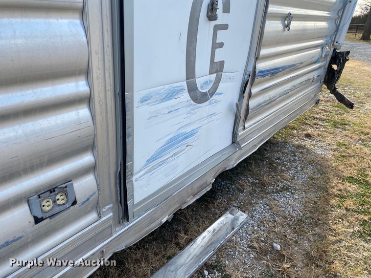 image for item DL6831 2010 Platinum  livestock trailer