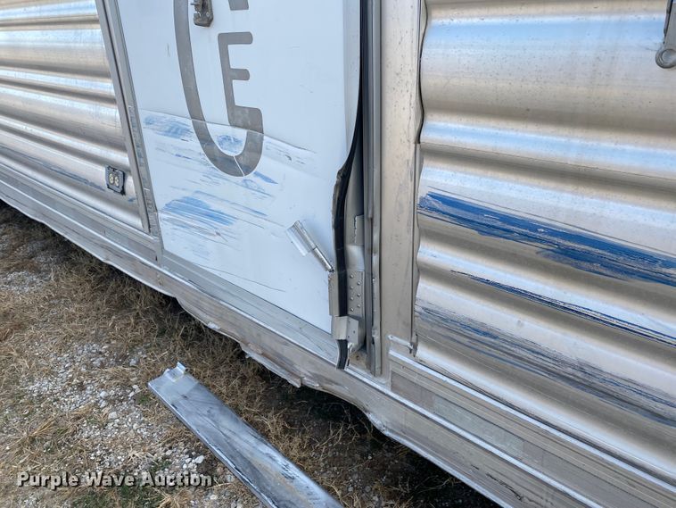 image for item DL6831 2010 Platinum  livestock trailer