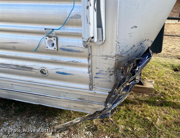 image for item DL6831 2010 Platinum  livestock trailer