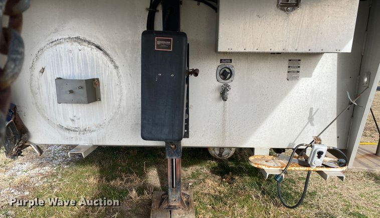 image for item DL6831 2010 Platinum  livestock trailer