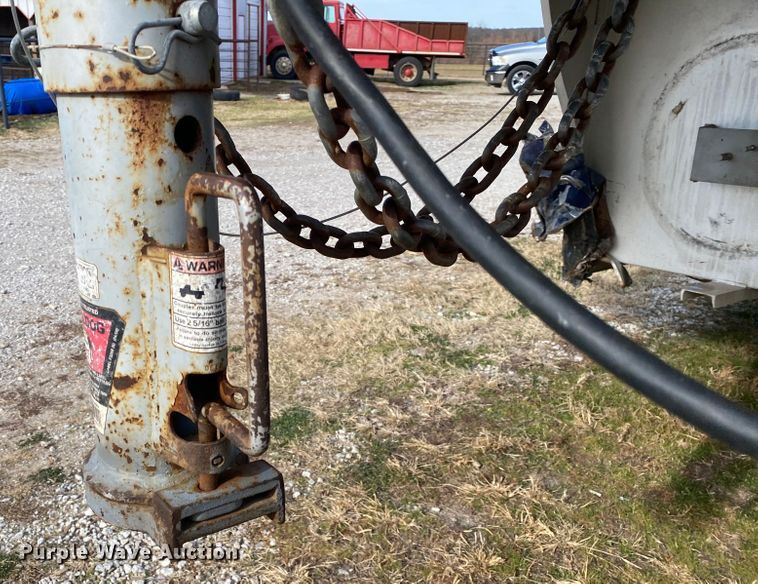 image for item DL6831 2010 Platinum  livestock trailer