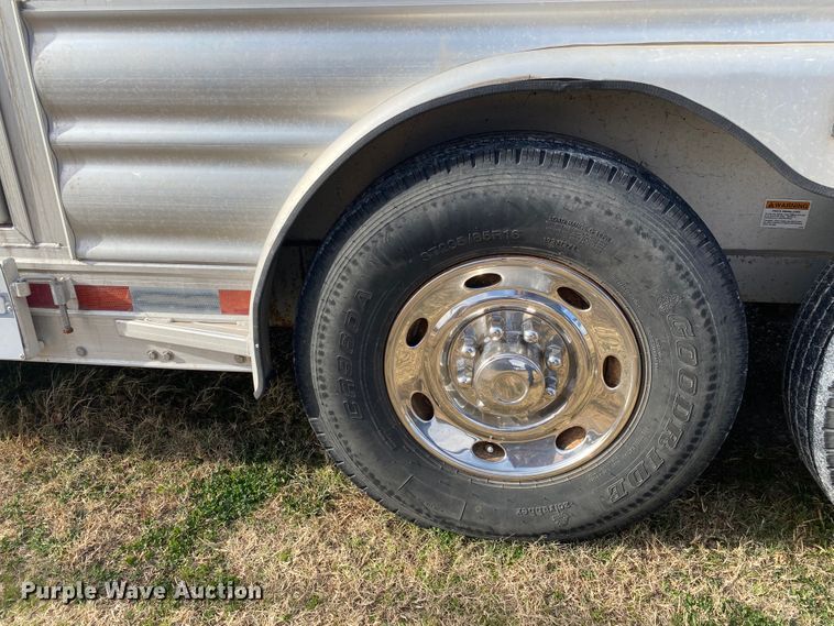 image for item DL6831 2010 Platinum  livestock trailer