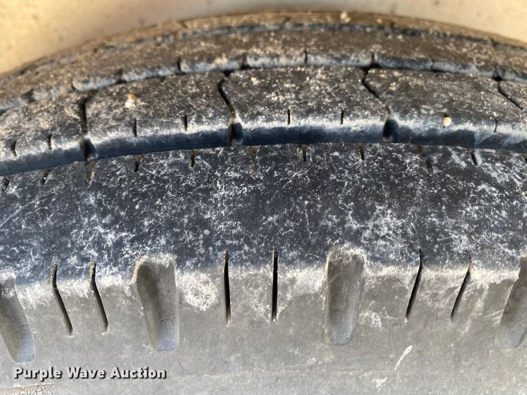 image for item DL6831 2010 Platinum  livestock trailer