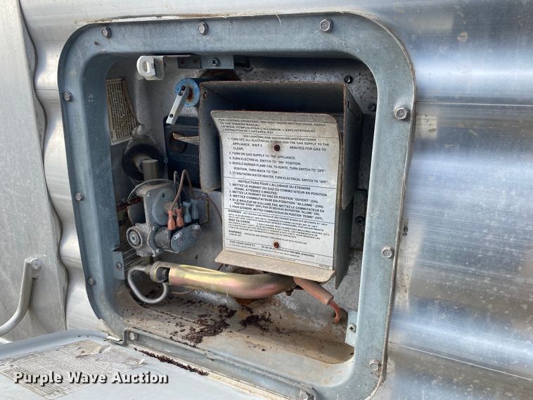 image for item DL6831 2010 Platinum  livestock trailer