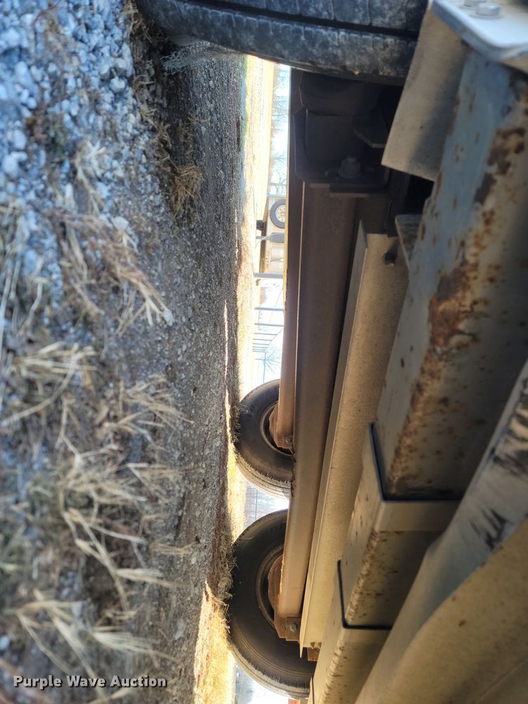 image for item DL6831 2010 Platinum  livestock trailer