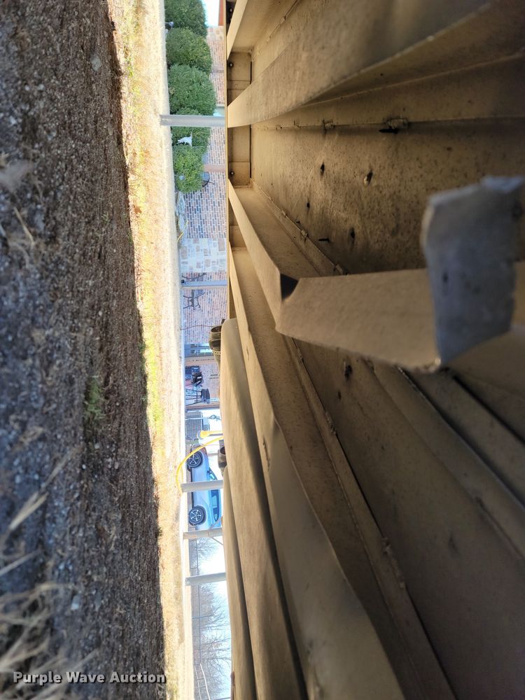 image for item DL6831 2010 Platinum  livestock trailer