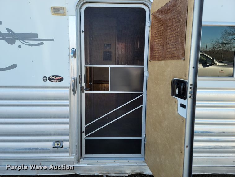 image for item DL6831 2010 Platinum  livestock trailer