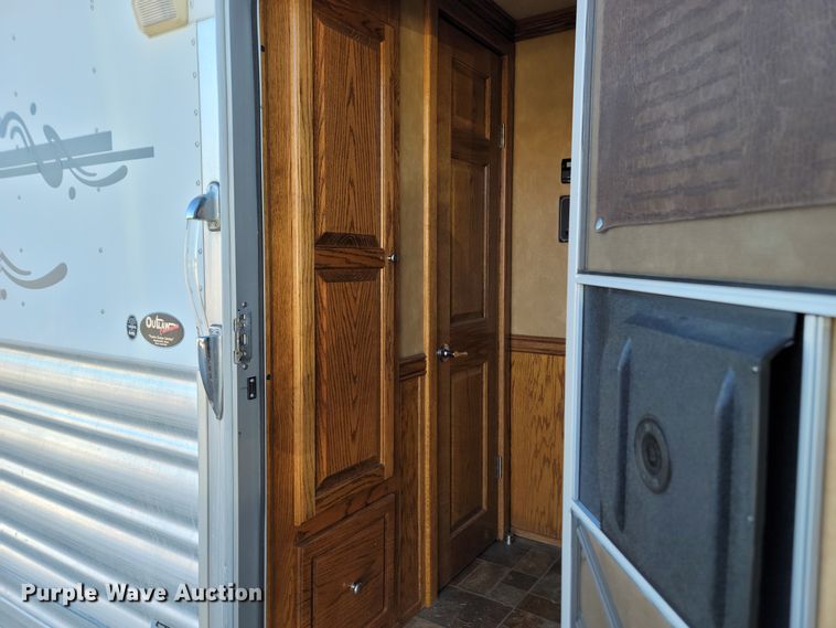 image for item DL6831 2010 Platinum  livestock trailer