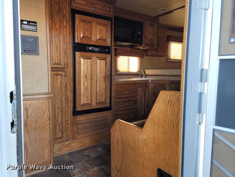 image for item DL6831 2010 Platinum  livestock trailer