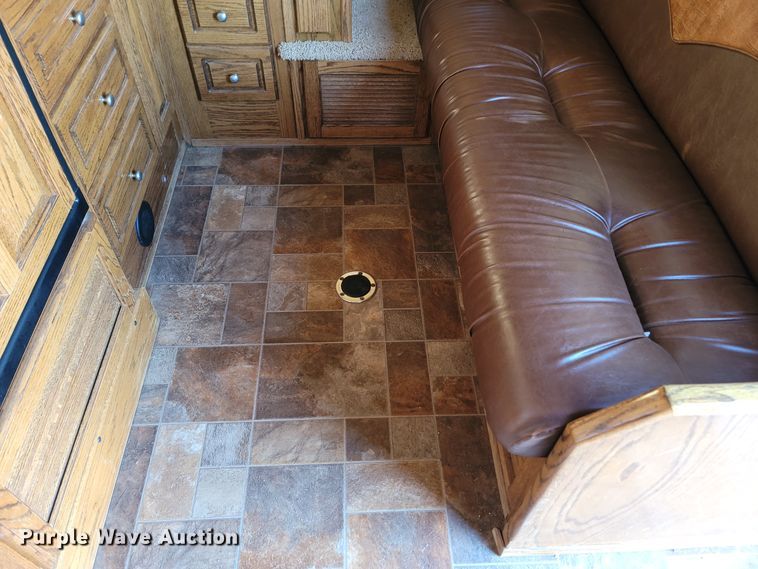 image for item DL6831 2010 Platinum  livestock trailer