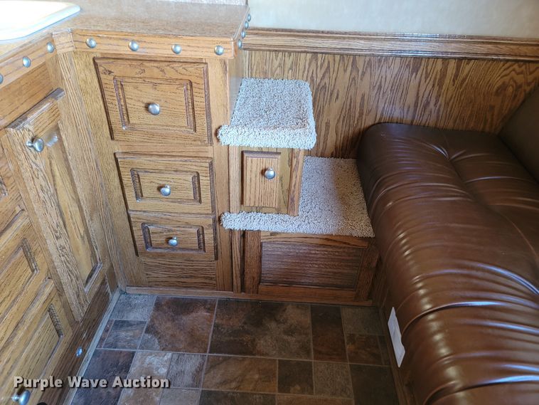 image for item DL6831 2010 Platinum  livestock trailer