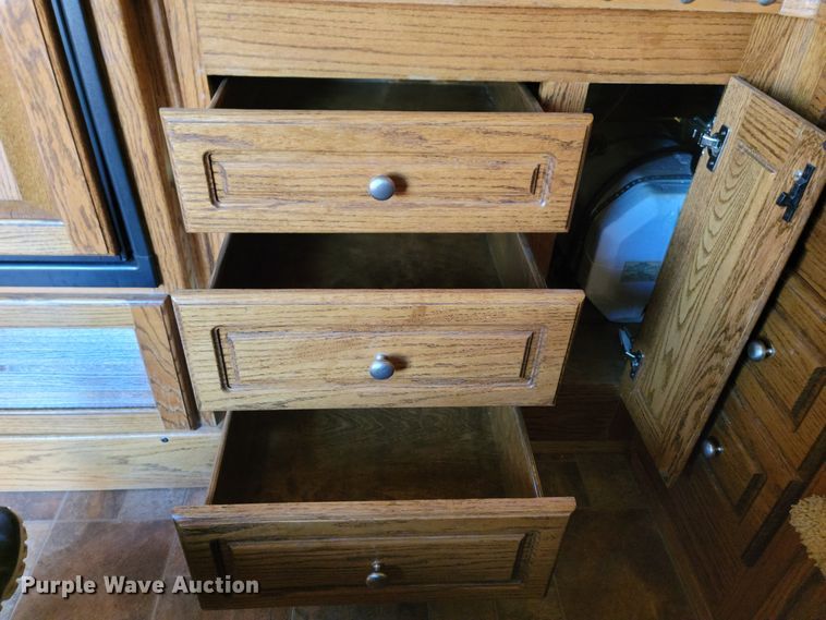 image for item DL6831 2010 Platinum  livestock trailer