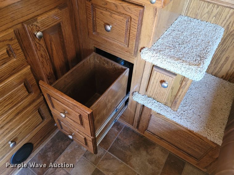 image for item DL6831 2010 Platinum  livestock trailer