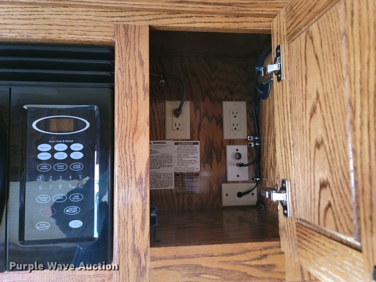 image for item DL6831 2010 Platinum  livestock trailer