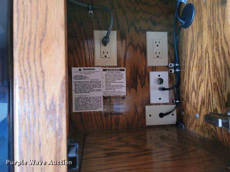 image for item DL6831 2010 Platinum  livestock trailer