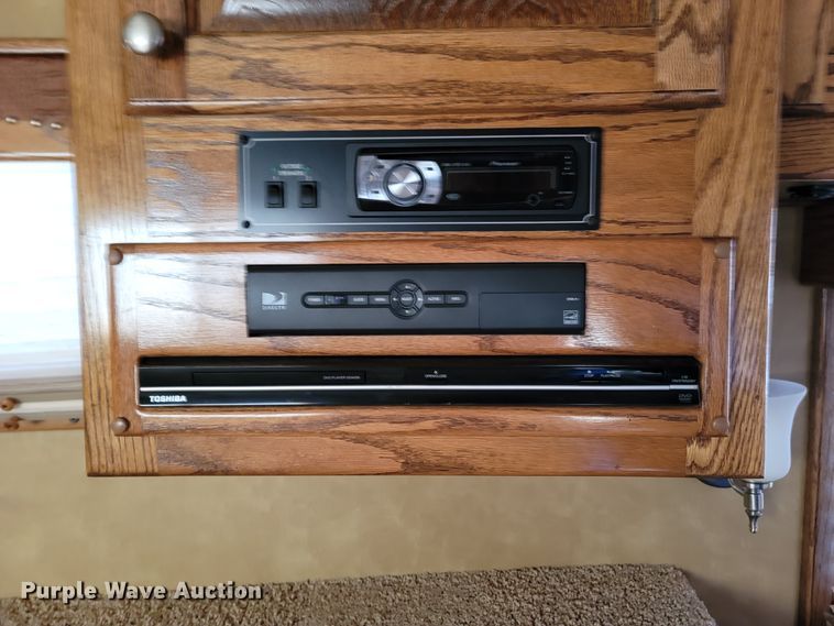 image for item DL6831 2010 Platinum  livestock trailer