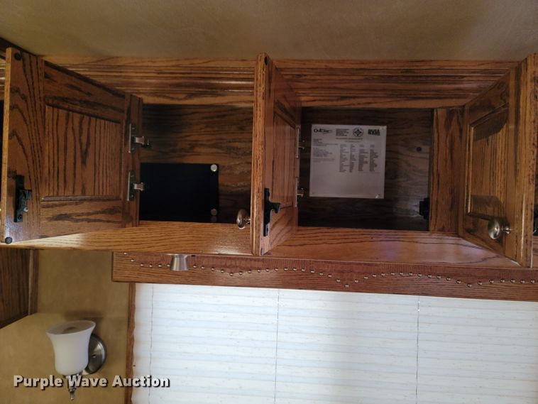 image for item DL6831 2010 Platinum  livestock trailer