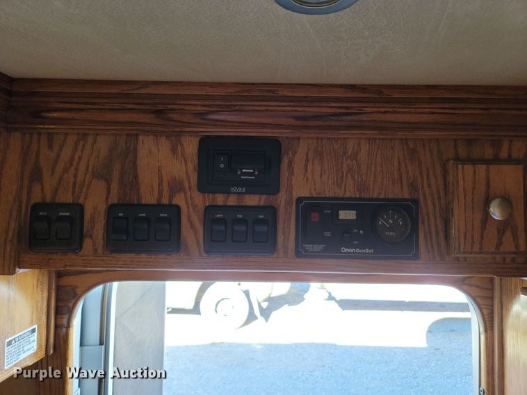 image for item DL6831 2010 Platinum  livestock trailer