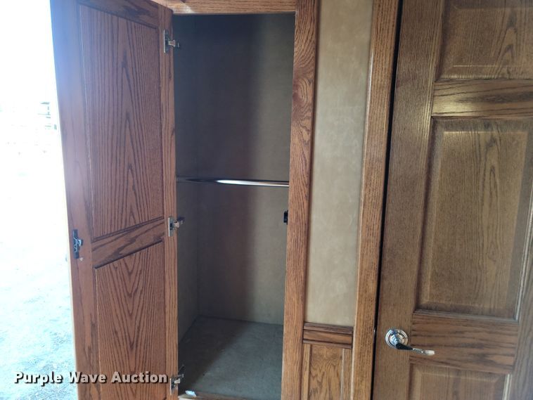 image for item DL6831 2010 Platinum  livestock trailer