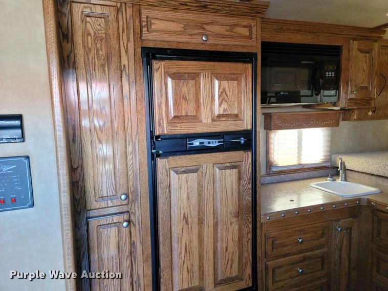 image for item DL6831 2010 Platinum  livestock trailer