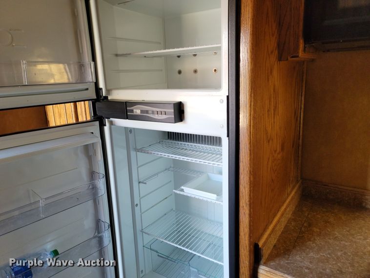 image for item DL6831 2010 Platinum  livestock trailer