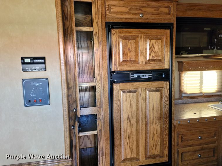 image for item DL6831 2010 Platinum  livestock trailer