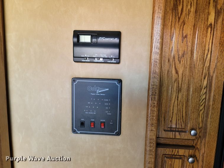 image for item DL6831 2010 Platinum  livestock trailer