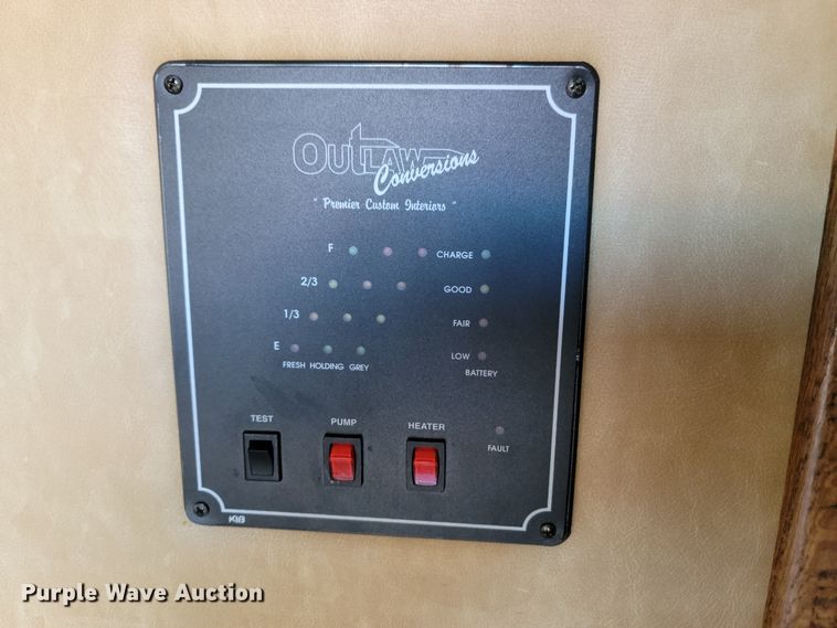 image for item DL6831 2010 Platinum  livestock trailer