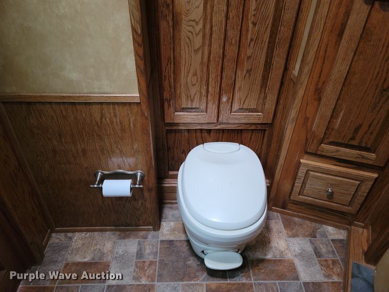 image for item DL6831 2010 Platinum  livestock trailer