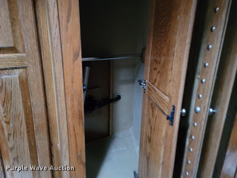 image for item DL6831 2010 Platinum  livestock trailer