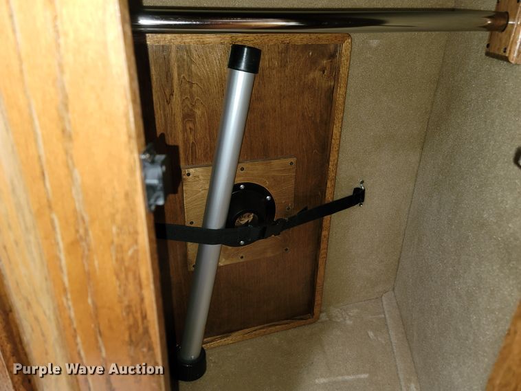 image for item DL6831 2010 Platinum  livestock trailer