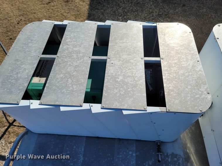 image for item DL6831 2010 Platinum  livestock trailer