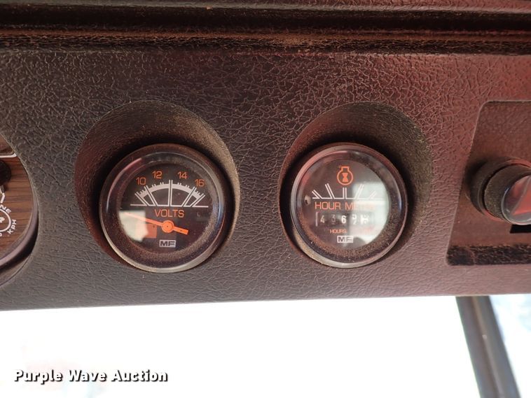 image for item DN2461 Massey Ferguson 860  combine