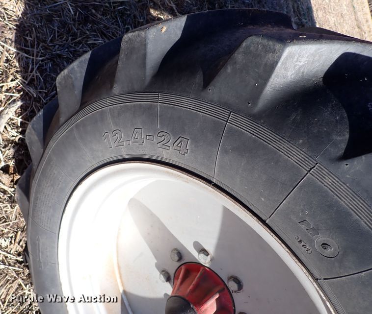 image for item DN2461 Massey Ferguson 860  combine