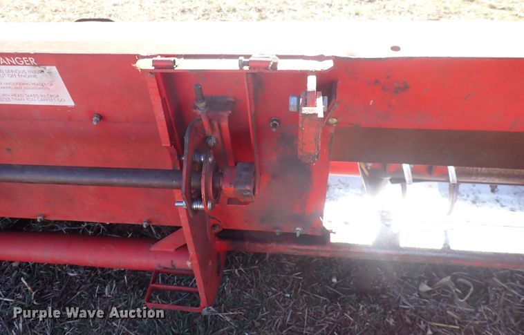 image for item DN2463 Massey Ferguson 1163  corn head