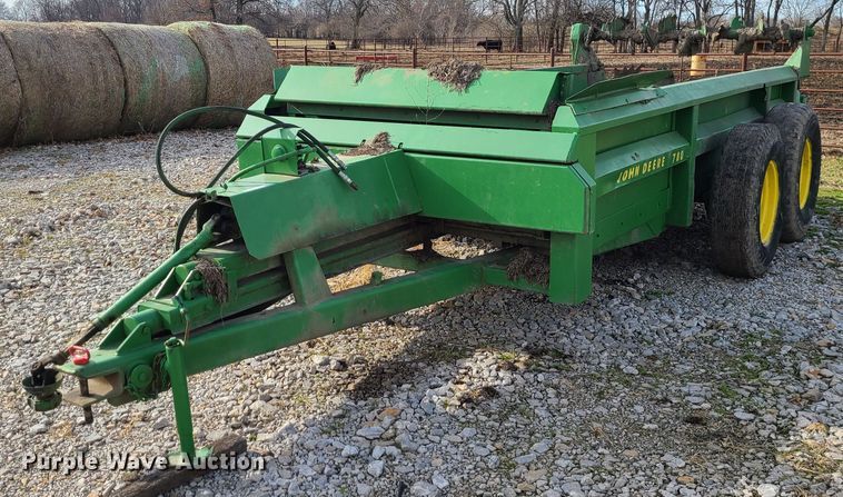 image for item GB9176 John Deere 780  manure spreader
