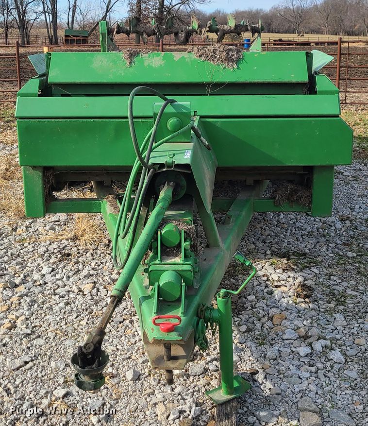 image for item GB9176 John Deere 780  manure spreader