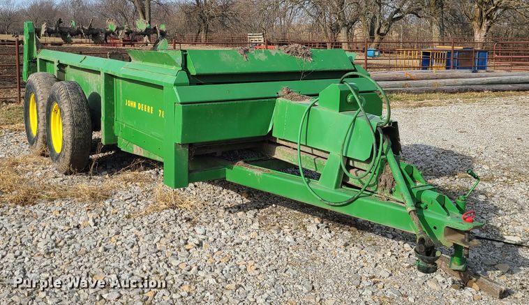 image for item GB9176 John Deere 780  manure spreader