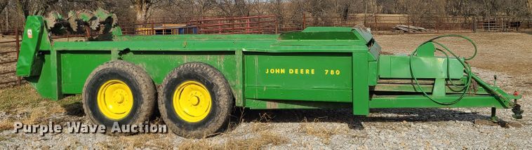 image for item GB9176 John Deere 780  manure spreader